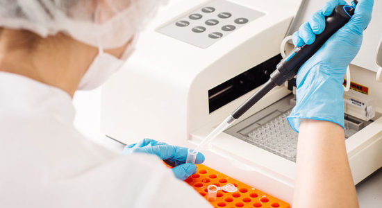 Analyse biologique d’un échantillon de sang en laboratoire
